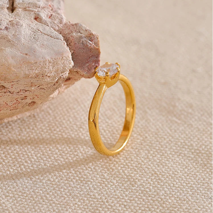 Lucy Classic Ring