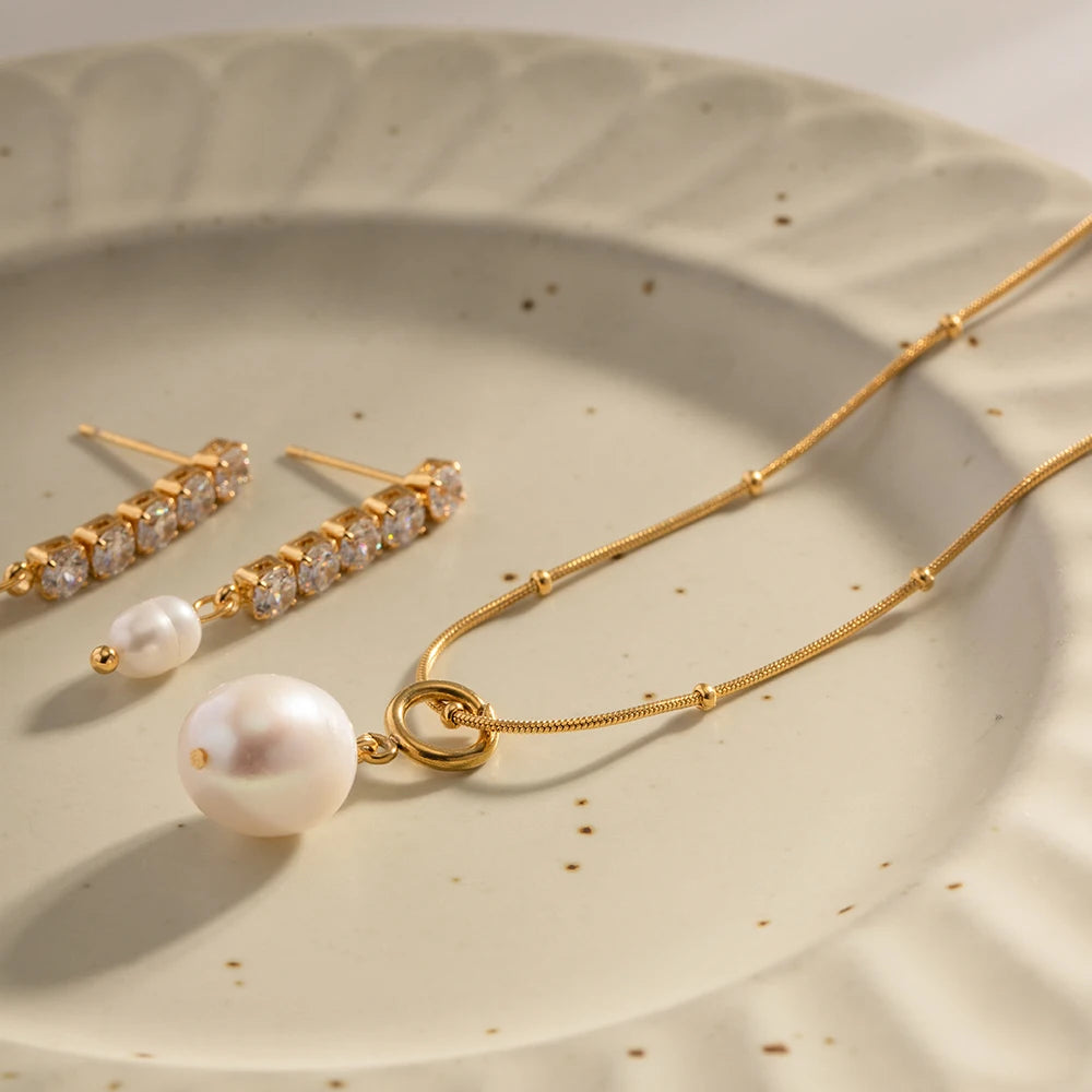 Luna Pearl Gold Necklace